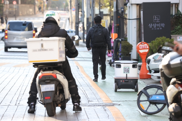 지난달 20일 오후 서울 강남구 테헤란로 일대에서 자율주행 배달로봇 '뉴비'와 배달기사가 도로를 오가고 있다. (자료사진=연합뉴스)