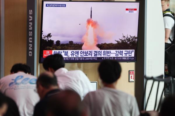 북한이 동해상으로 단거리 탄도미사일(SRBM) 2발을 발사한 7월 19일 시민들이 서울역 대합실에서 관련 뉴스를 시청하고 있다.(사진=연합뉴스)