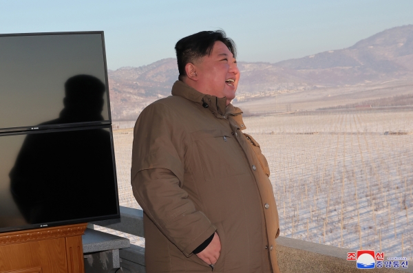 북한은 지난 18일 김정은 북한 국무위원장이 참관한 가운데 고체연료 대륙간탄도미사일(ICBM) 화성-18형 발사훈련을 단행했다고 조선중앙통신이 19일 보도했다.(사진=연합뉴스)