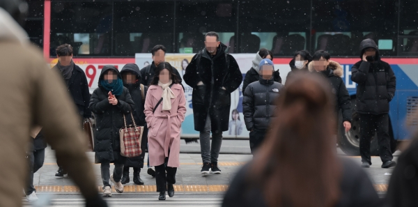 19일 오후 서울 종로구 광화문광장 일대에 눈이 내리고 있다.(사진=연합뉴스)