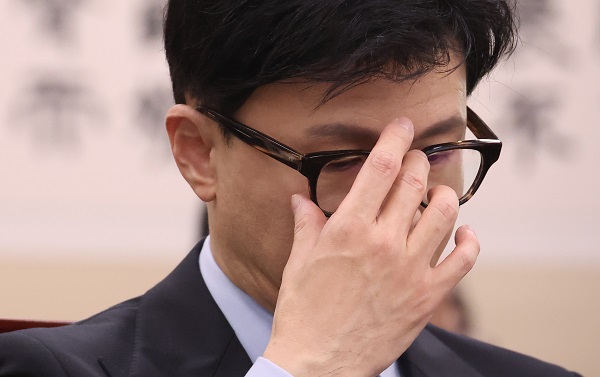 지난 19일 국회에서 열린 법제사법위원회 전체회의에 출석한 한동훈 법무장관이 안경을 고쳐쓰고 있다. (사진=연합뉴스)