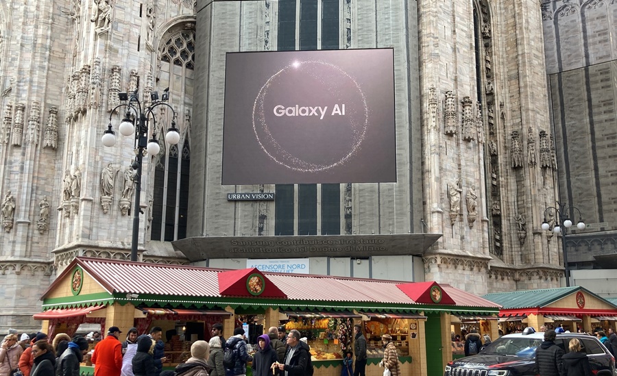 삼성전자가 이탈리아 밀라노 두오모 광장에서 ‘갤럭시 언팩 2024’ 광고를 보여주고 있다.[사진=삼성전자]