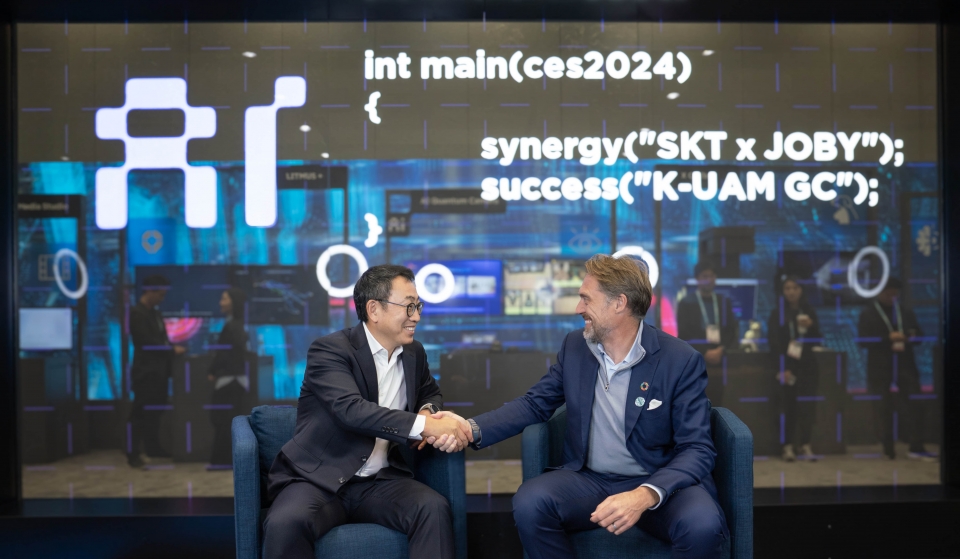 유영상 사장(사진 왼쪽), Joby Aviation 조벤 비버트(JoeBen Vevirt) CEO(사진 오른쪽)가 라스베이거스에서 열리는 CES 2024에 마련된 ‘SK ICT 패밀리 데모룸’에서 기념 촬영을 하고 있는 모습.[사진=SKT]