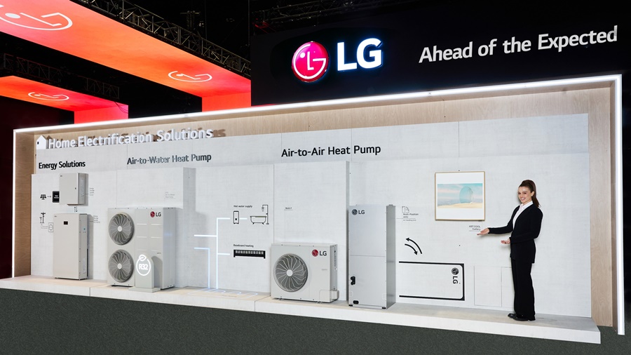 LG전자 모델이 북미 최대 공조전시회 ‘AHR 엑스포 2024’에서‘주거용 전기화 솔루션’ 제품들을 소개하고 있다.[사진=LG전자]