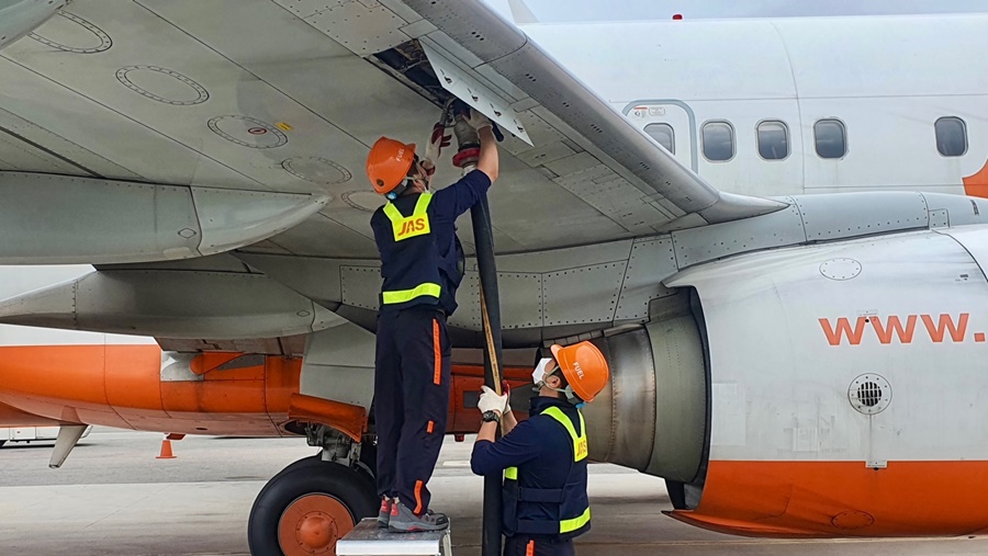 제주항공 지상조업 자회사 JAS(Jeju Air Service·JAS) 직원들이 항공기를 점검하고 있다.[사진=제주항공]