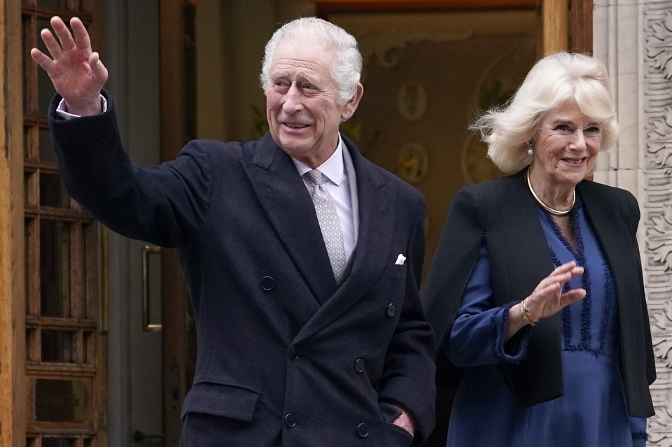 5일(현지시간) 암 진단을 받은 영국 찰스 3세 국왕(75)이 지난달 29일 런던 시내 병원을 나서면서 커밀라 왕비와 함께 손을 흔들고 있다. [사진=연합뉴스]