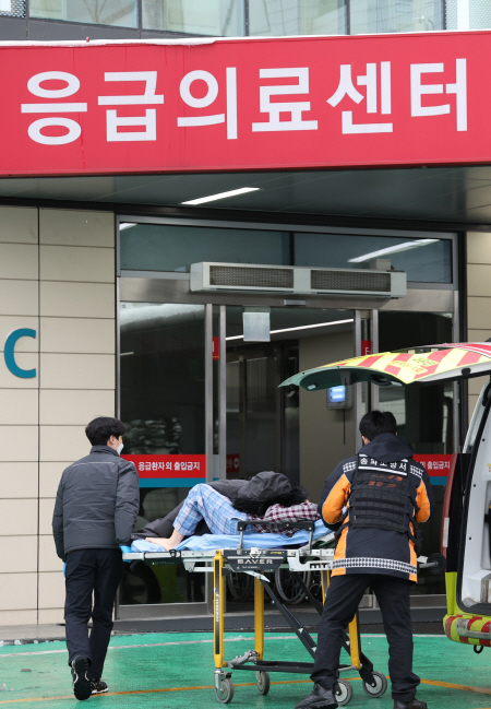 지난 22일 오전 서울 한 대형병원에서 한 환자가 구급대원들의 도움을 받아 응급실로 이송되는 모습. (사진=연합뉴스)