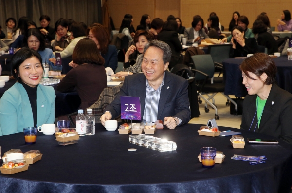 진옥동(가운데) 신한금융 회장이 지난 8일 서울 중구 신한그룹 본사에서 열린 2024년 신한 쉬어로즈 콘퍼런스에 참석해 여성 리더들과 담소를 나누고 있다. (사진=신한금융그룹)