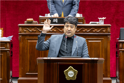 제302회 임시회에서 김현진 의원이 반대의견을 제시하며 의원 선서를 하고 있는 모습(사진=서울 강서구의회)