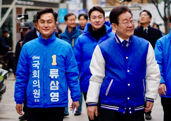 이재명 더불어민주당 대표가 지난 12일 서울 동작을에 출마하는 류삼영 후보와 남성사계시장을 방문하고 있다. (사진제공=류삼영 예비후보 캠프)