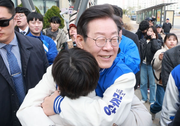 더불어민주당 이재명 대표가 지난 17일 오후 경기 화성시 동탄호수공원 인근에서 한 아이와 포옹하고 있다. (자료사진=연합뉴스)