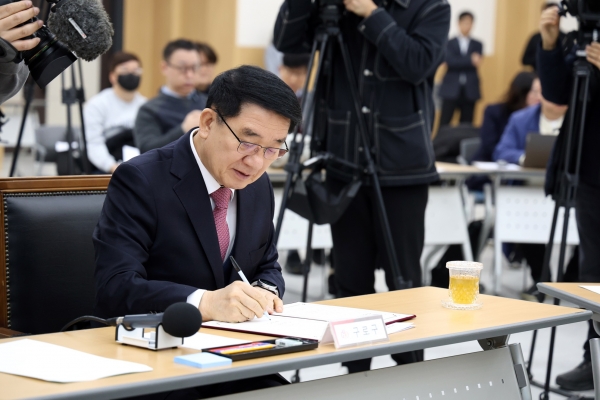 20일 문헌일 구로구청장이 경부선 지하화 선도사업 선정을 위한 공동건의문에 서명하고 있다.(사진=구로구청)