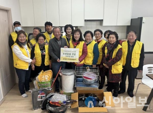 춘천시효자3동지역사회보장협의체(위원장 강금옥)는 22일 청송경로당에 50만 원 상당의 후원 물품을 전달했다.
