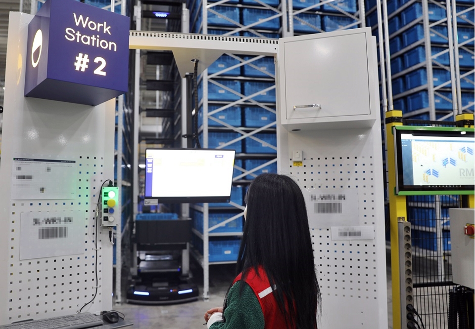 LG CNS가 개발한 '로봇 통합 운영 솔루션' 기술이 탑재된 로봇시스템이 적용된 동탄메가센터 내부. [사진=G마켓]