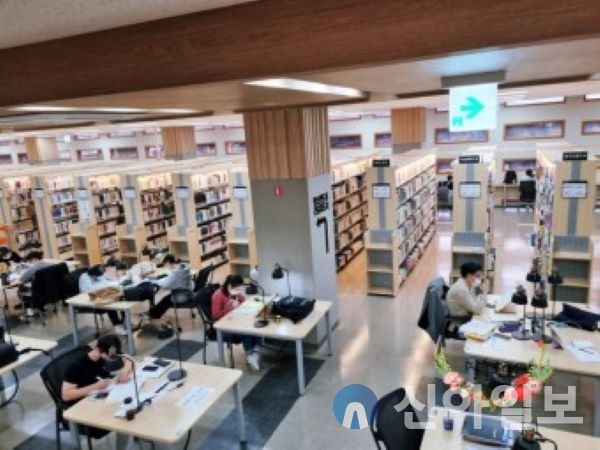 춘천시는 오는 4월 도서관의 날·도서관 주간을 기념하고 도서관 이용 활성화를 위해 기념 프로그램을 진행한다고 밝혔다.