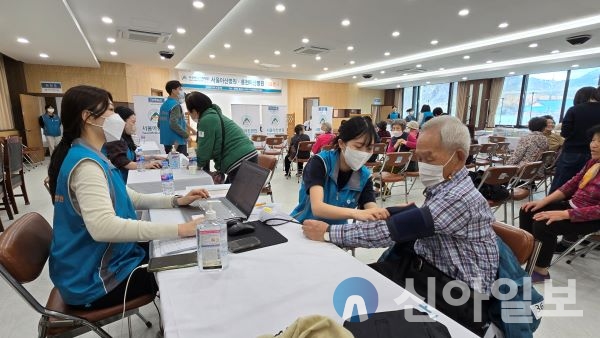 서울아산병원 의료진 18명은 3월 26일 서석면행정복지센터 대회의실에 마련된 임시 진료소에서 서석면 지역 주민 90여 명을 대상으로 의료봉사를 실시했다.