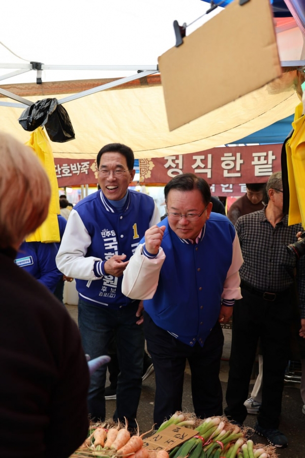 김부겸 전 총리와 김주영 후보가 김포5일장에서 시민들과 이야기하고 있다(사진=김주영 의원실)