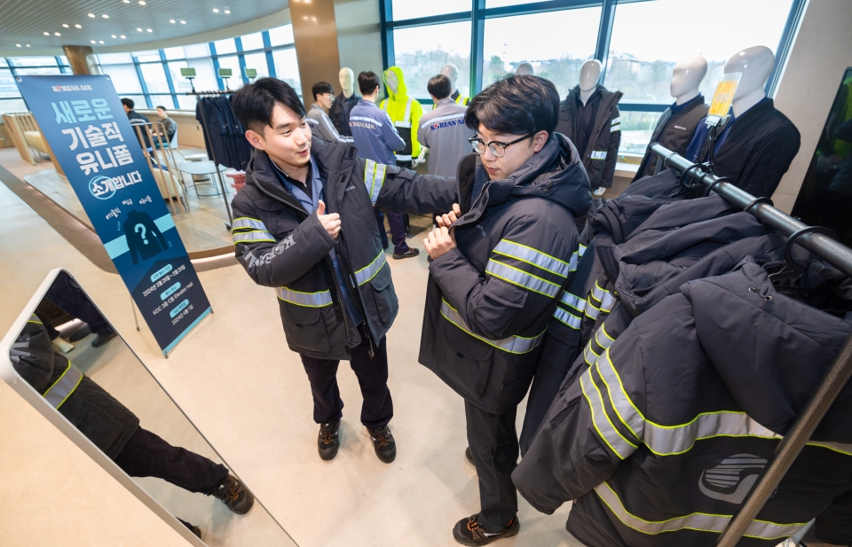 서울 강서구 본사에서 대한항공 직원들이 신규 안전 현장 유니폼을 시착해보는 모습. [사진=대한항공]