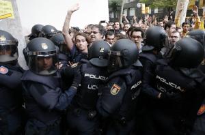 카탈루냐 독립투표 &apos;파행&apos;… 경찰과 충돌로 부상자 38명