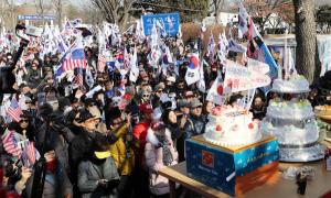 박근혜 67번째 생일… 지지자들, 구치소 앞 축하 집회