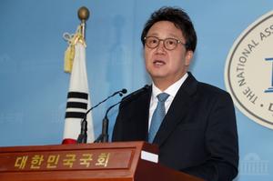 &apos;성추행 의혹&apos; 민병두 "의원직 내려놓겠다… 미투 지지"