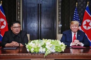 트럼프, 김정은 친서공개… "새로운 미래개척, 결실 맺을 것"