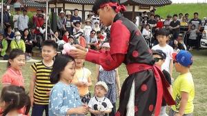 [포토] 서산 해미읍성 조선마술사 공연서 즐거운 어린이들