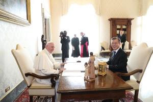 프란치스코 교황 "평화 노력 희망"… 문대통령 "중단 않을 것"