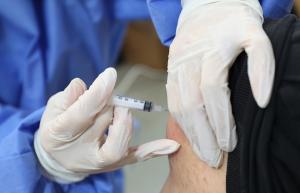 3차 예방접종 후 중증 진행 위험 92% 감소