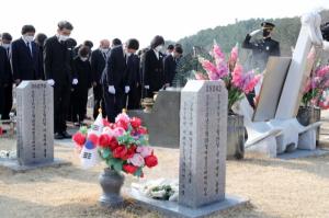 [포토] 양승조 지사, 천안함 46용사 묘역 참배