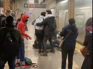 ‘무차별 총격’에 아수라장 된 뉴욕 지하철… “용의자 추적중”(종합)