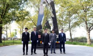 [포토] 김태흠 충남지사, 한국전 기념비 참배 ...미국 순방 마무리