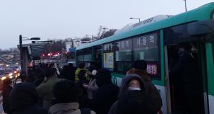 [포토] 강추위 출근길 멈춘 서울 지하철 3호선…버스 정류장서 발 동동