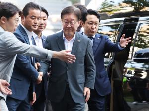 이재명, 수원지검 출석... "국민 두려워하지 않는 정권 심판 받아"