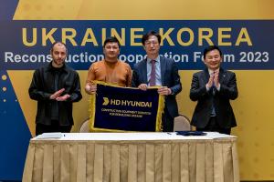 HD현대, 우크라이나에 건설장비 5대 기증