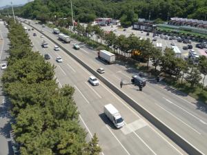 도로공사, 연말까지 대형차량 고속도로 지정차로 위반 집중 단속