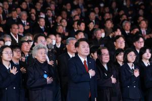 [속보] 尹대통령 "기미독립선언 뿌리에 자유주의"…삼일절 기념사