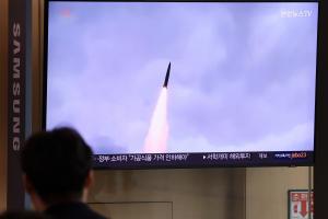 [속보] 합참 "북 미사일, 평양 일대서 발사돼 300km 비행 후 동해 탄착"