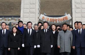 이재명, 광주 5·18 묘지 참배… "역사 부정하는 집단 심판해달라"