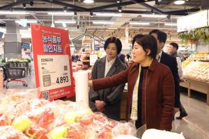 [포토] 송미령 농식품부 장관, 홈플러스 강서점서 채소 가격 점검
