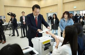 尹대통령, 부산서 22대 총선 사전투표 참여