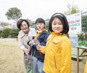 용산구, 봄맞이 꽃모 식재 및 반려나무 캠페인 실시
